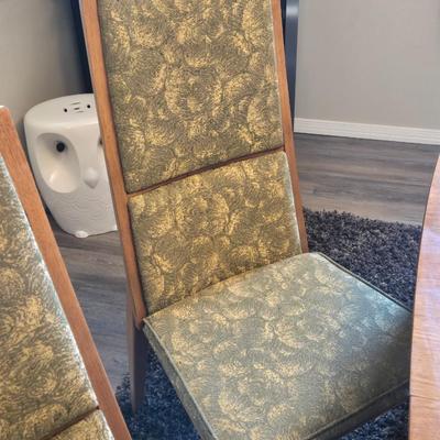 Mid Century Modern Dining Table With 3 Leaves and Padded Top Protector