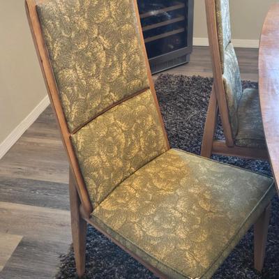 Mid Century Modern Dining Table With 3 Leaves and Padded Top Protector