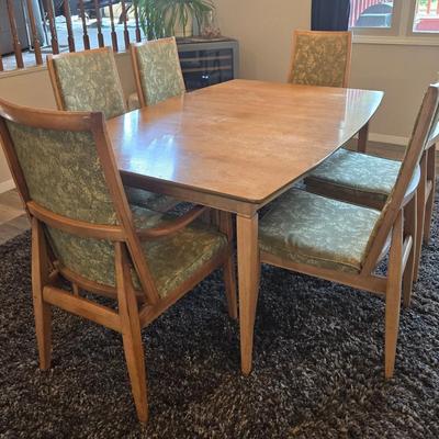 Mid Century Modern Dining Table With 3 Leaves and Padded Top Protector