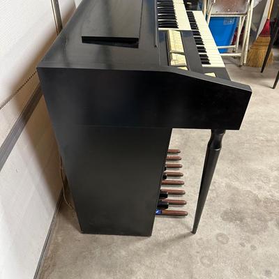 HAMMOND ORGAN WITH BENCH AND SHEET MUSIC