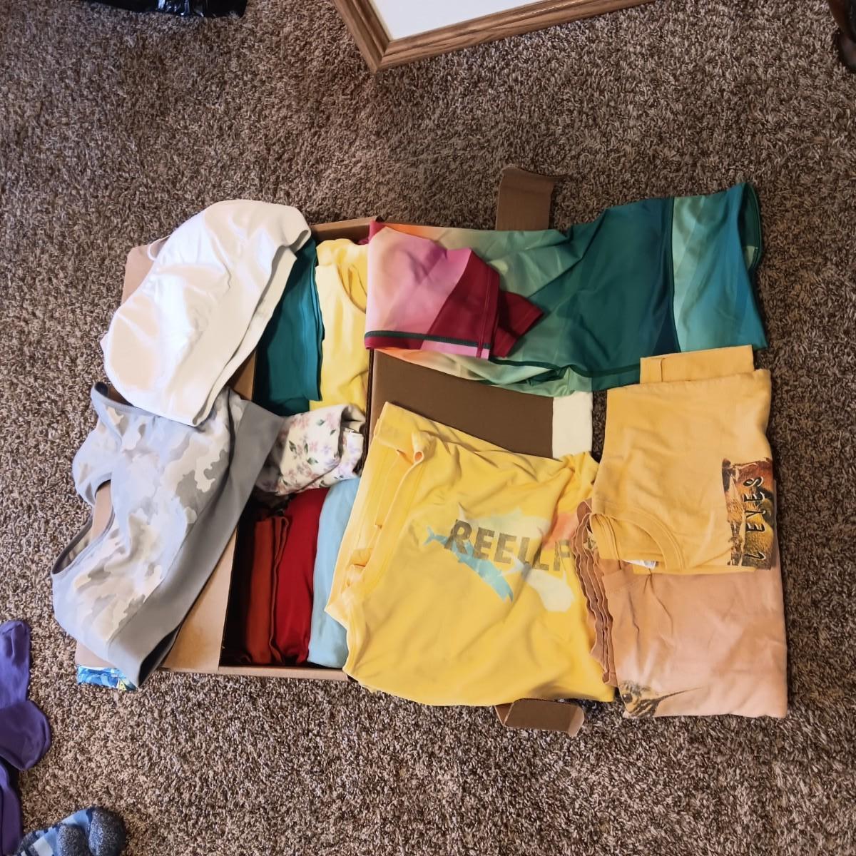 LADIES T-SHIRTS, LEGGINGS AND SPORT BRAS (XXL) | EstateSales.org