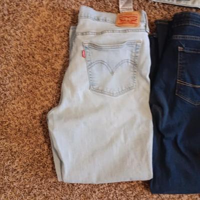 LADIES LEVI JEANS AND 2 PAIRS OF SHORTS