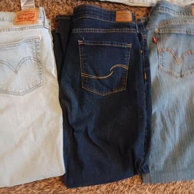 LADIES LEVI JEANS AND 2 PAIRS OF SHORTS