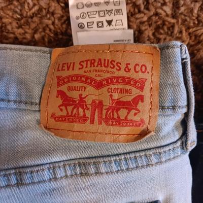 LADIES LEVI JEANS AND 2 PAIRS OF SHORTS