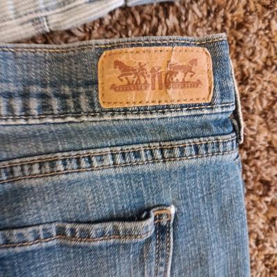 LADIES LEVI JEANS AND 2 PAIRS OF SHORTS