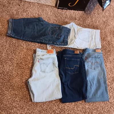 LADIES LEVI JEANS AND 2 PAIRS OF SHORTS