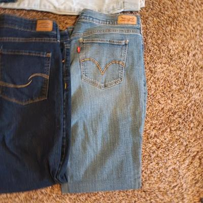 LADIES LEVI JEANS AND 2 PAIRS OF SHORTS