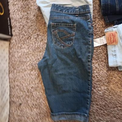 LADIES LEVI JEANS AND 2 PAIRS OF SHORTS