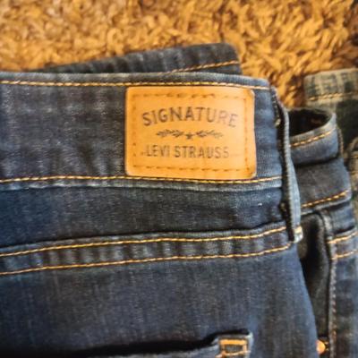 LADIES LEVI JEANS AND 2 PAIRS OF SHORTS