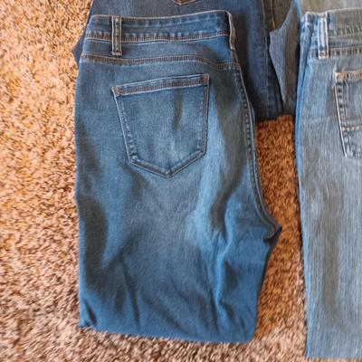 LADIES DENIM JEANS AND CAPRIS SIZE 14