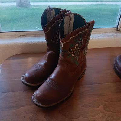 LADIES ARIAT SHORT BOOTS SIZE 9 1/2