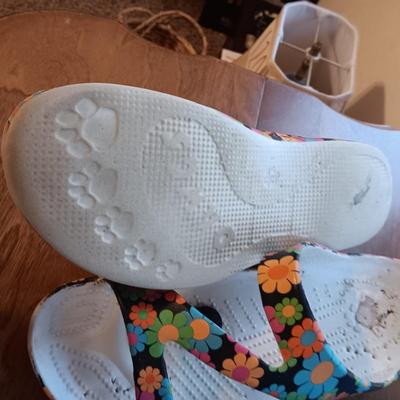 2 PAIRS OF LADIES DAWGS SHOES SIZE 10