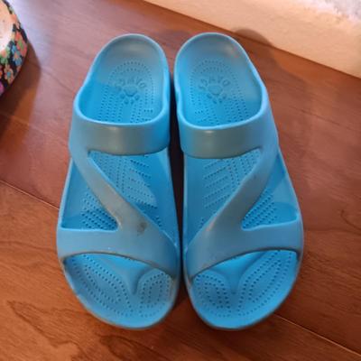 2 PAIRS OF LADIES DAWGS SHOES SIZE 10