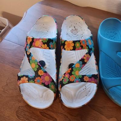 2 PAIRS OF LADIES DAWGS SHOES SIZE 10