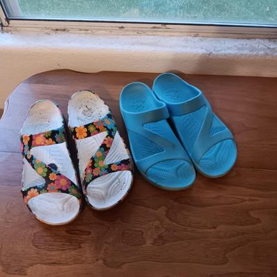 2 PAIRS OF LADIES DAWGS SHOES SIZE 10