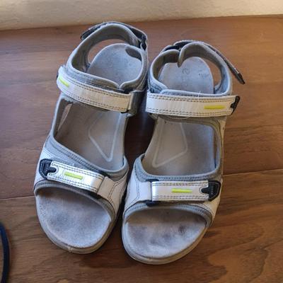 LADIES ASICS SHOES (11) & ECCO SHOES (40)