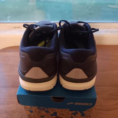 LIKE NEW BROOKS LADIES SHOES SIZE 10