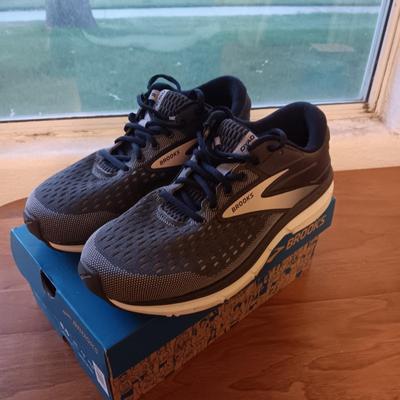 LIKE NEW BROOKS LADIES SHOES SIZE 10