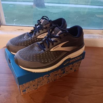 LIKE NEW BROOKS LADIES SHOES SIZE 10