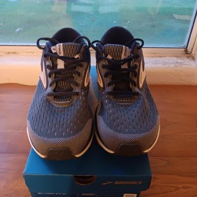 LIKE NEW BROOKS LADIES SHOES SIZE 10