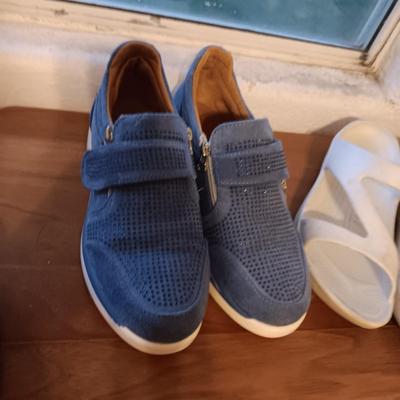 LADIES SHOES SIZE 10