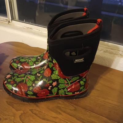 LADIES BOGS WATERPROOF BOOTS (10), WOOL SOCKS AND GLOVES