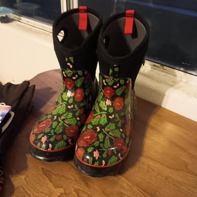LADIES BOGS WATERPROOF BOOTS (10), WOOL SOCKS AND GLOVES