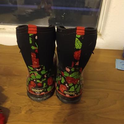 LADIES BOGS WATERPROOF BOOTS (10), WOOL SOCKS AND GLOVES
