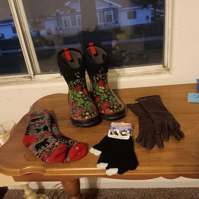LADIES BOGS WATERPROOF BOOTS (10), WOOL SOCKS AND GLOVES