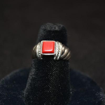 925 Sterling Ring w/ Coral Size 6, 3.4g