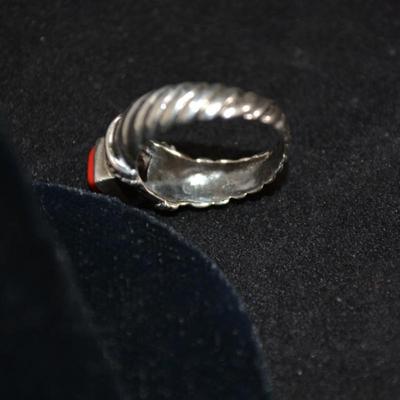 925 Sterling Ring w/ Coral Size 6, 3.4g