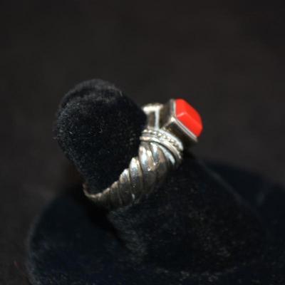 925 Sterling Ring w/ Coral Size 6, 3.4g