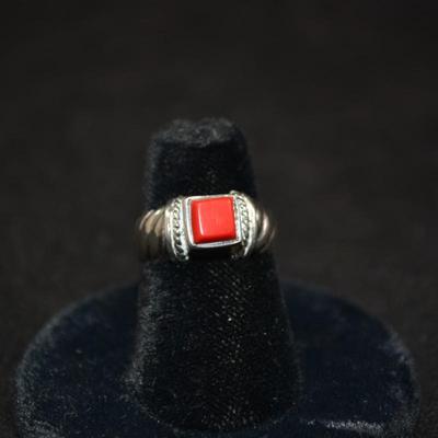 925 Sterling Ring w/ Coral Size 6, 3.4g