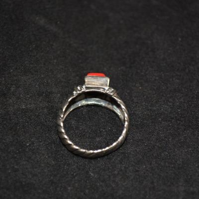 925 Sterling Ring w/ Coral Size 6, 3.4g