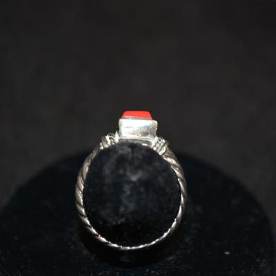 925 Sterling Ring w/ Coral Size 6, 3.4g
