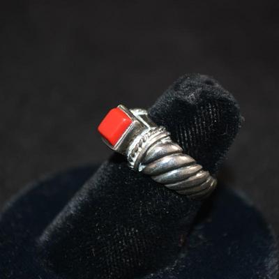 925 Sterling Ring w/ Coral Size 6, 3.4g