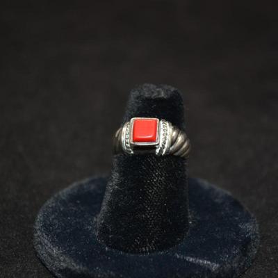 925 Sterling Ring w/ Coral Size 6, 3.4g