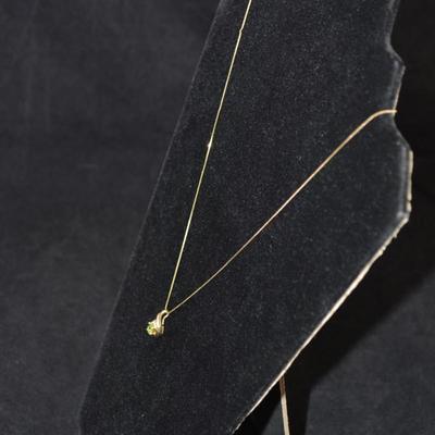 10k Gold Chain w/ 10k Peridot Pendant 20”, 2.4g