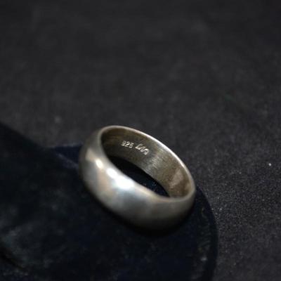 925 Sterling Wide Band Size 7.5, 6.6g