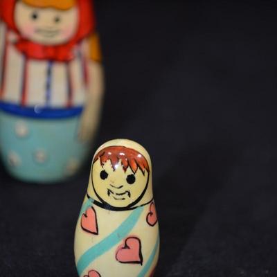 Vintage Nesting Doll 5 Member Family 5.75” Tall