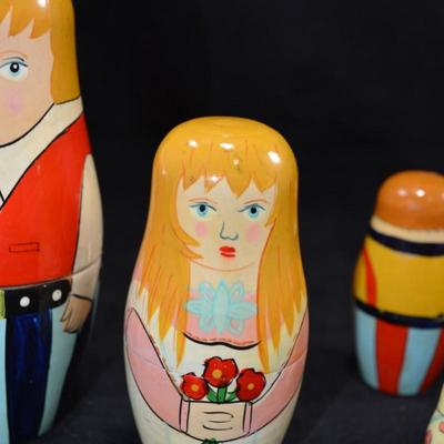 Vintage Nesting Doll 5 Member Family 5.75” Tall