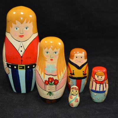 Vintage Nesting Doll 5 Member Family 5.75” Tall