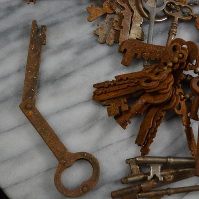 Lot of Vintage/Antique Keys
