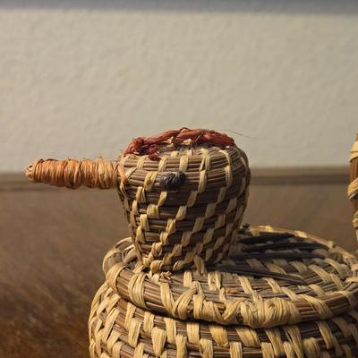 COUSHATTA BIRD-FORM WOVEN PINE-NEEDLE BASKET