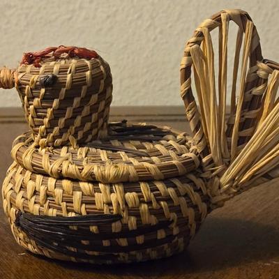 COUSHATTA BIRD-FORM WOVEN PINE-NEEDLE BASKET