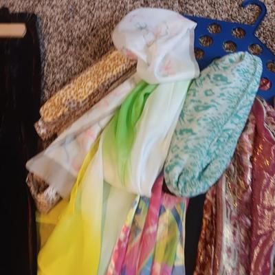 LADIES DRESSES, SKIRTS, SHIRTS, CARDIGANS AND SCARVES (L - XL)