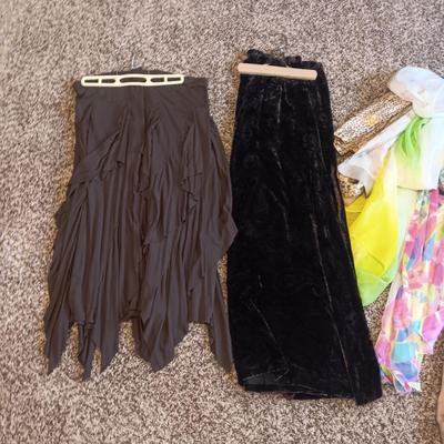 LADIES DRESSES, SKIRTS, SHIRTS, CARDIGANS AND SCARVES (L - XL)