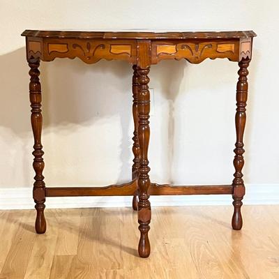 Vtg. Solid Wood Scalloped Accent Table With Spindle Legs ~*Read Details