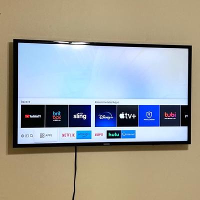 SAMSUNG ~ 40” Smart TV ~ *Read Details