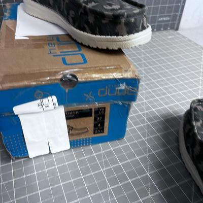 HEY DUDE Youth Size 5 Deck Shoes NEW 
